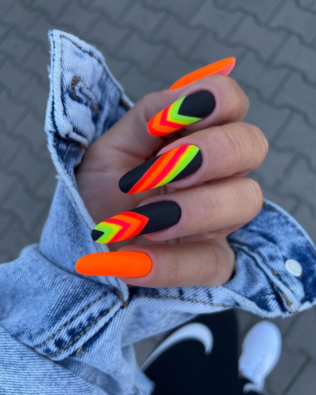 Lange ronde zwarte nagels met oranje neonontwerp