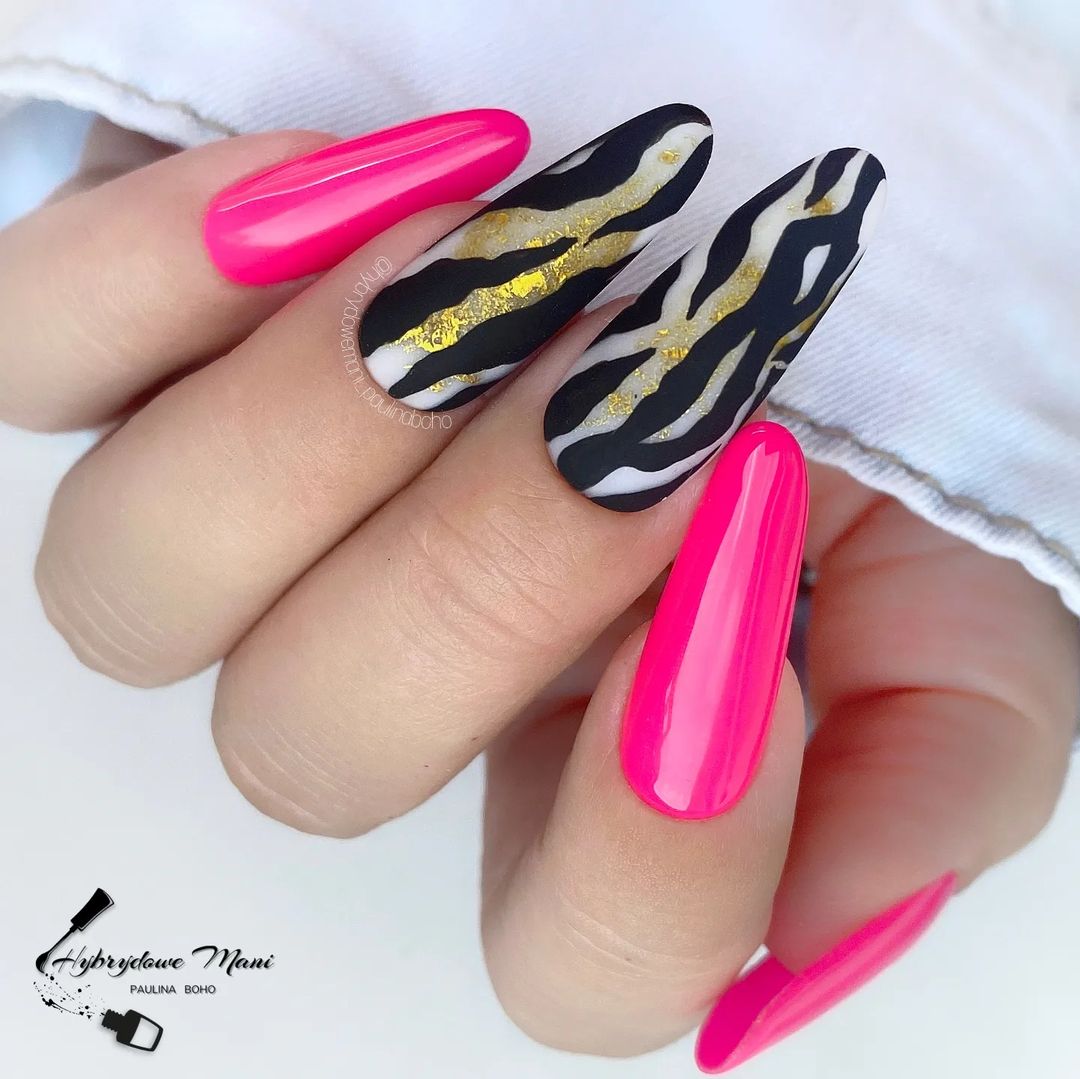 Lange ronde neonroze nagels met zebraprint