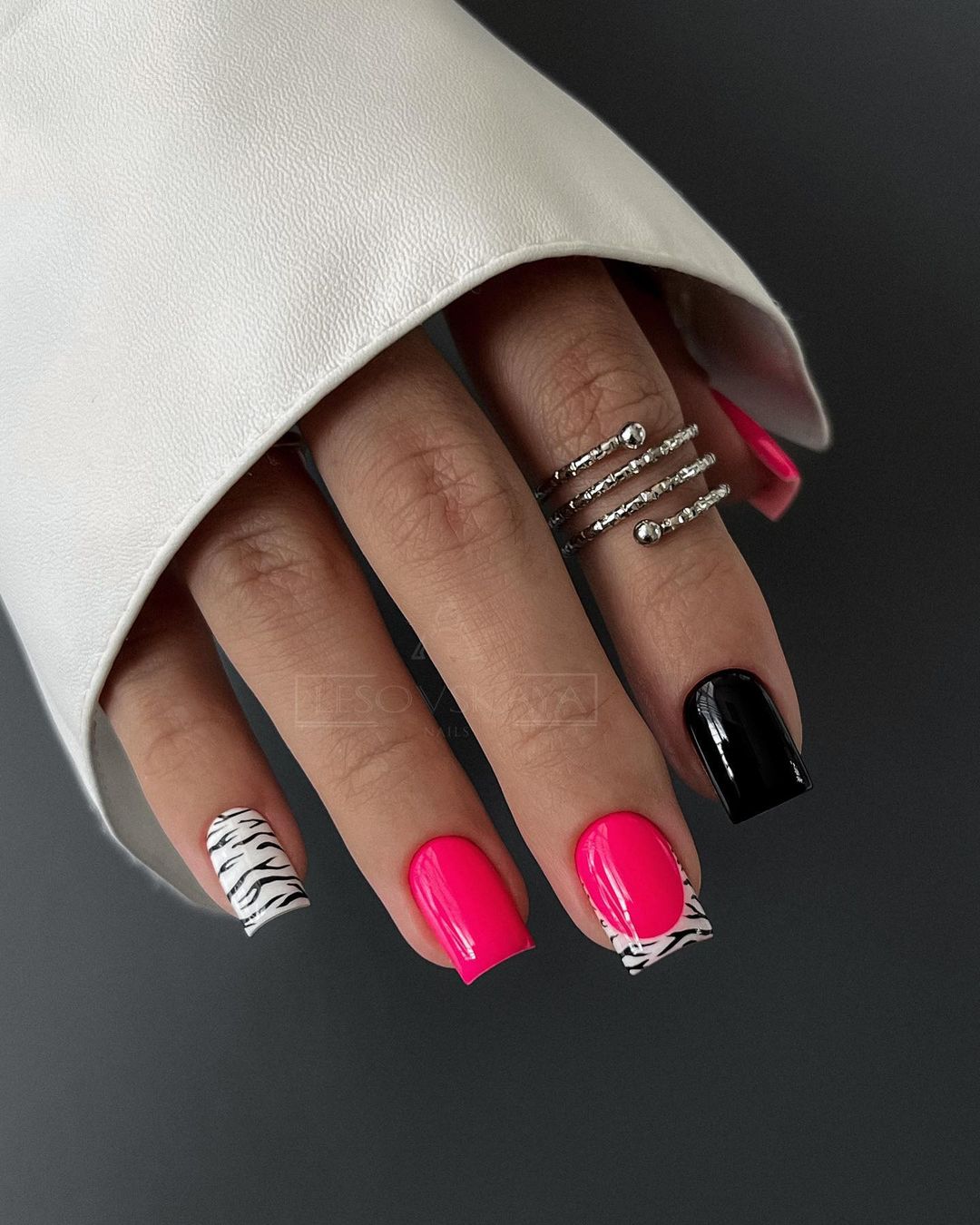 Vierkante roze en zwarte nagels met zebra-ontwerp