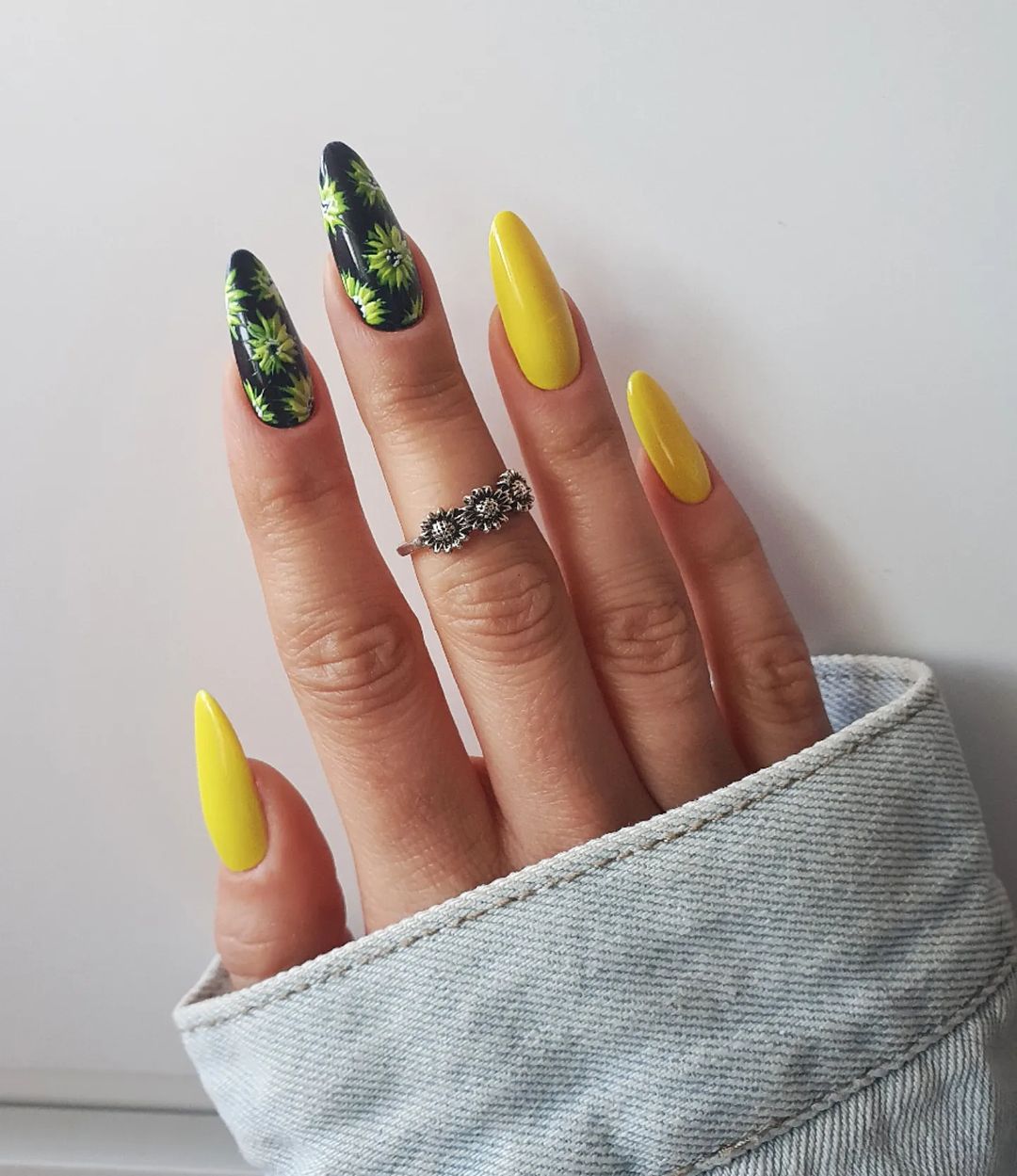 Lange ronde zwarte en gele nagels met bloemendessin