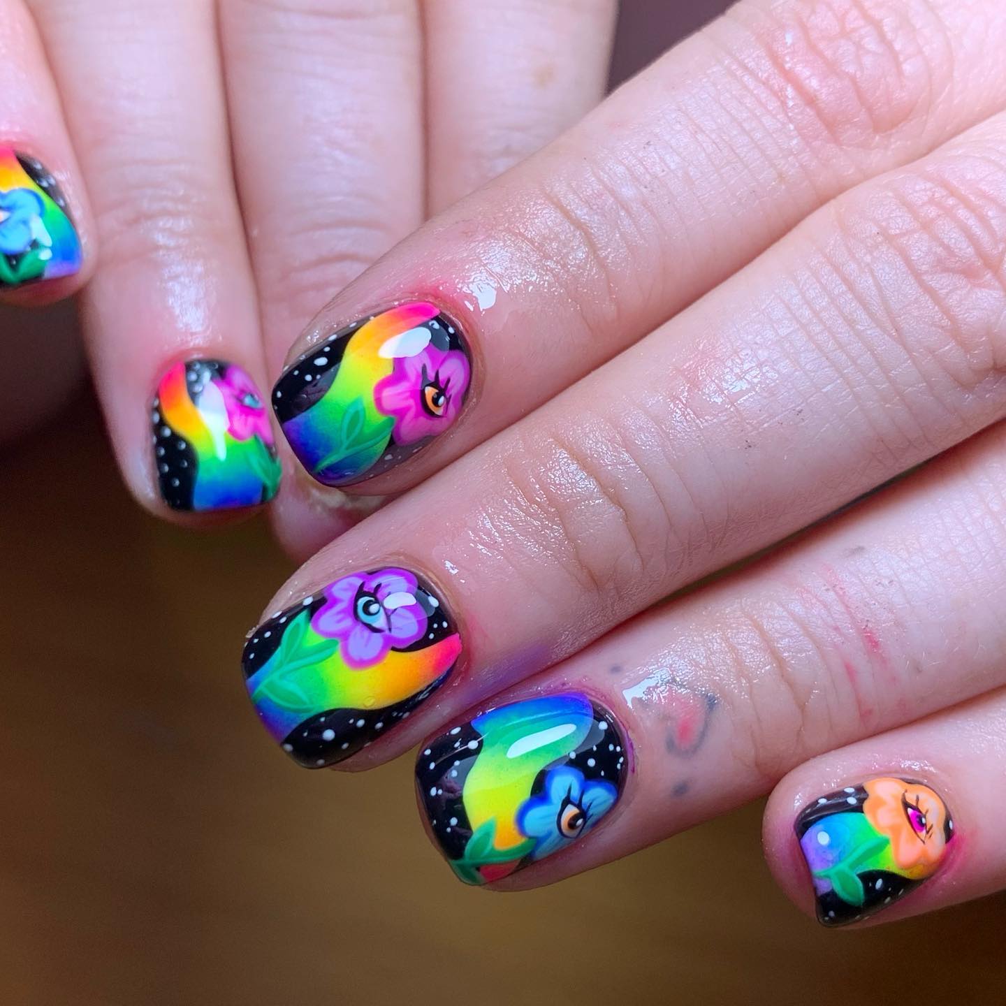 Rainbow Design op zwarte nagels