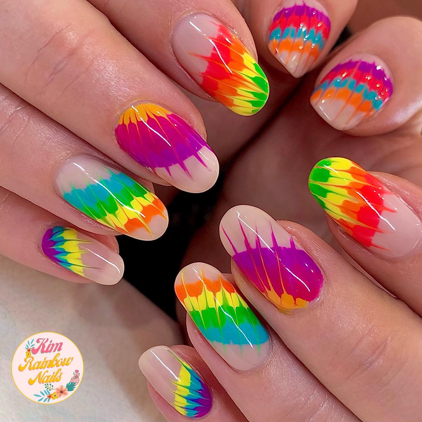 Ronde nagels met Rainbow Splash Design