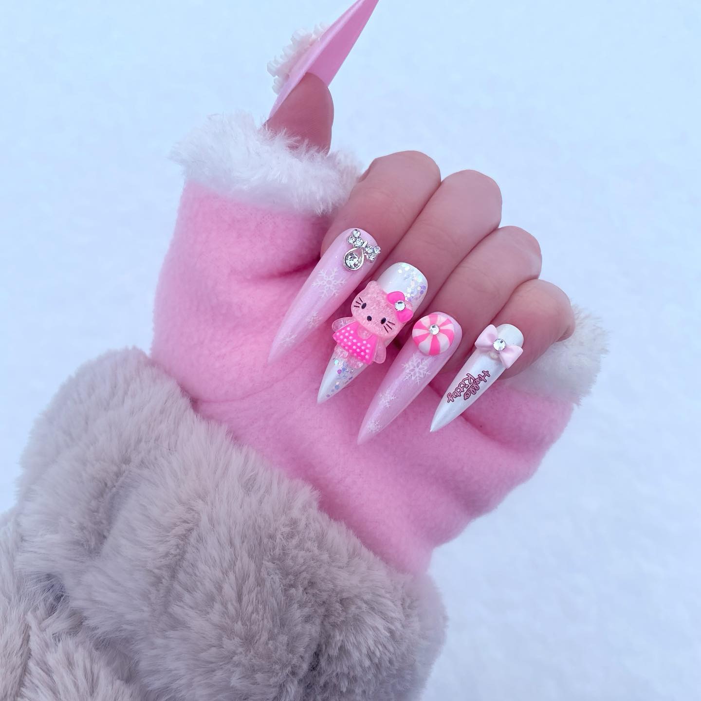 Roze acrylnagels met witte sneeuwvlokken