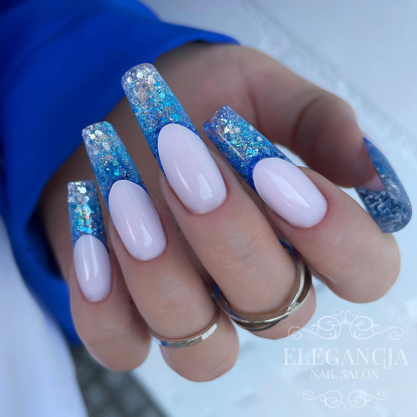 Lange nagels met ijsblauwe uiteinden