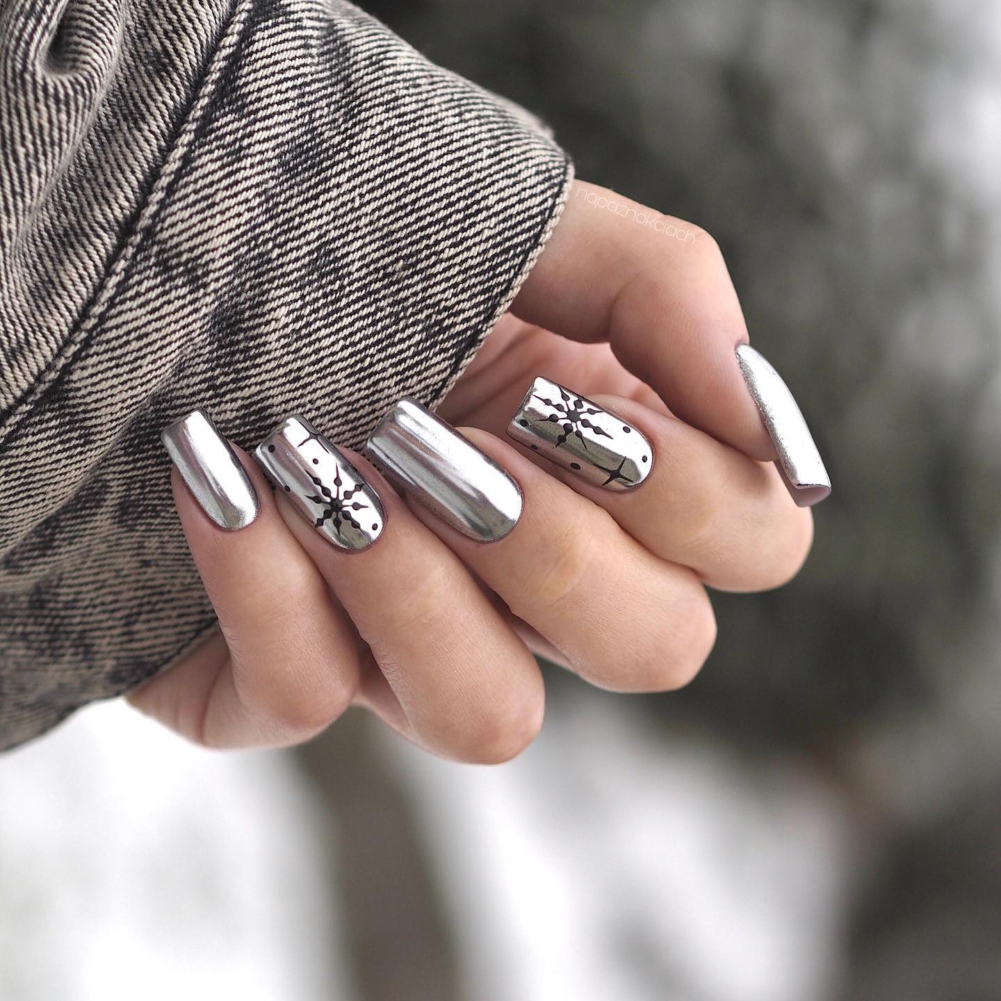 Zilveren nagels met zwarte sneeuwvlokken