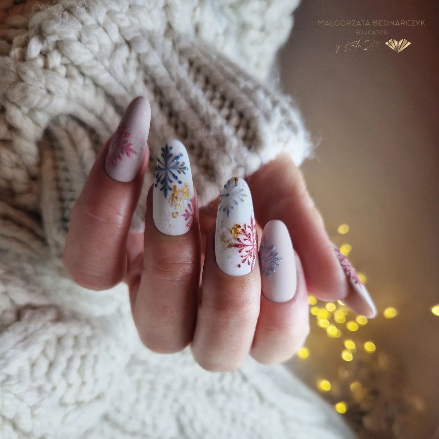 Witte nagels met sneeuwvlokontwerp