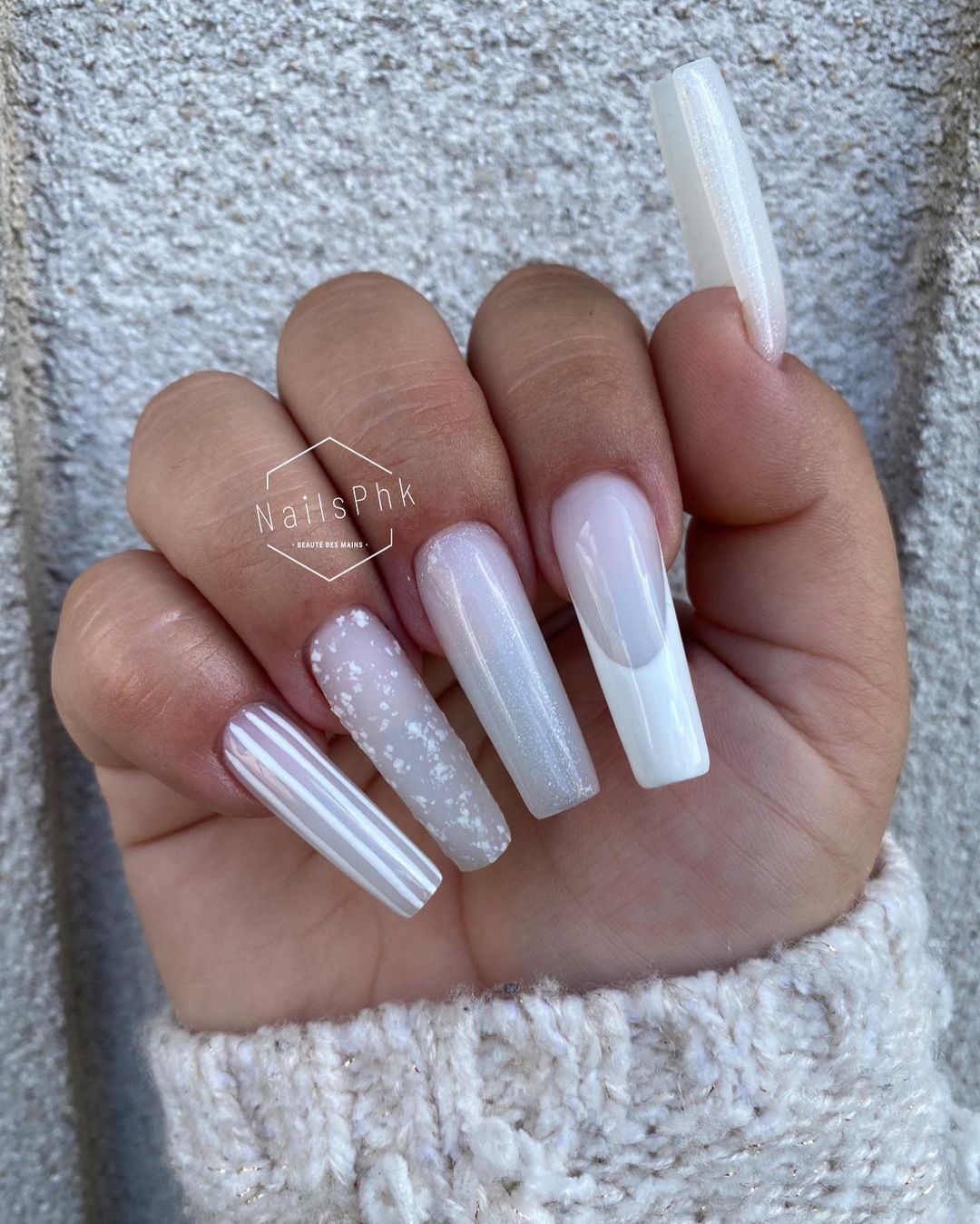 Lange vierkante witte nagels met glitter