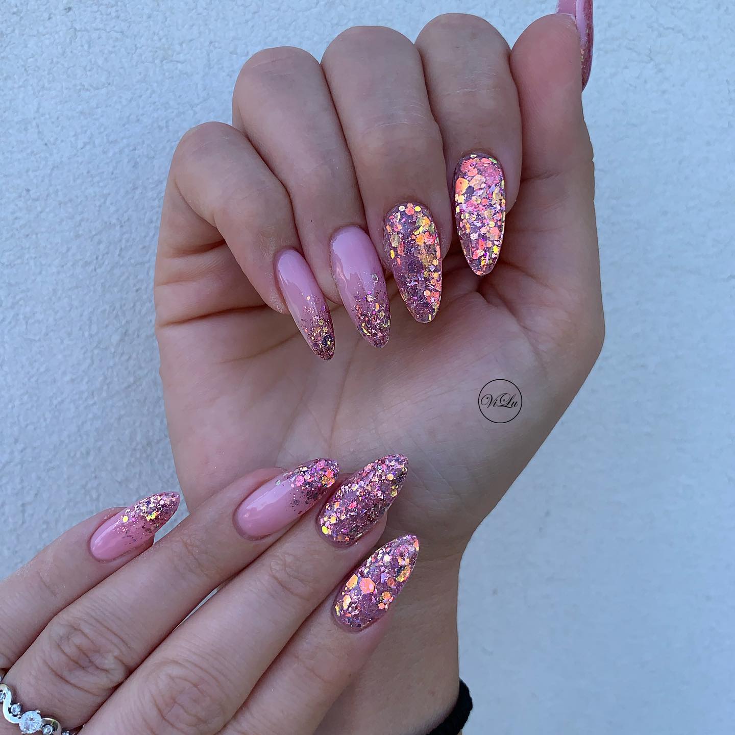 Roze nagels met roze glitterontwerp
