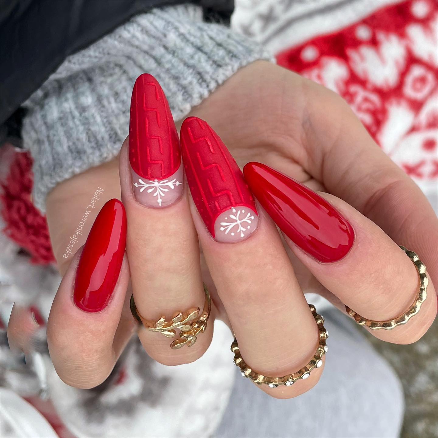 Lange rode nagels met trui ontwerp