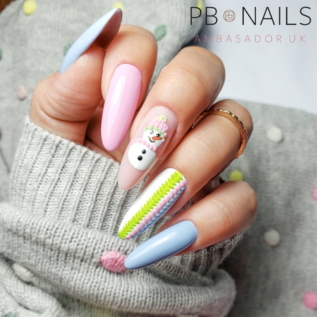 Kleurrijke nagels met sneeuwpop ontwerp