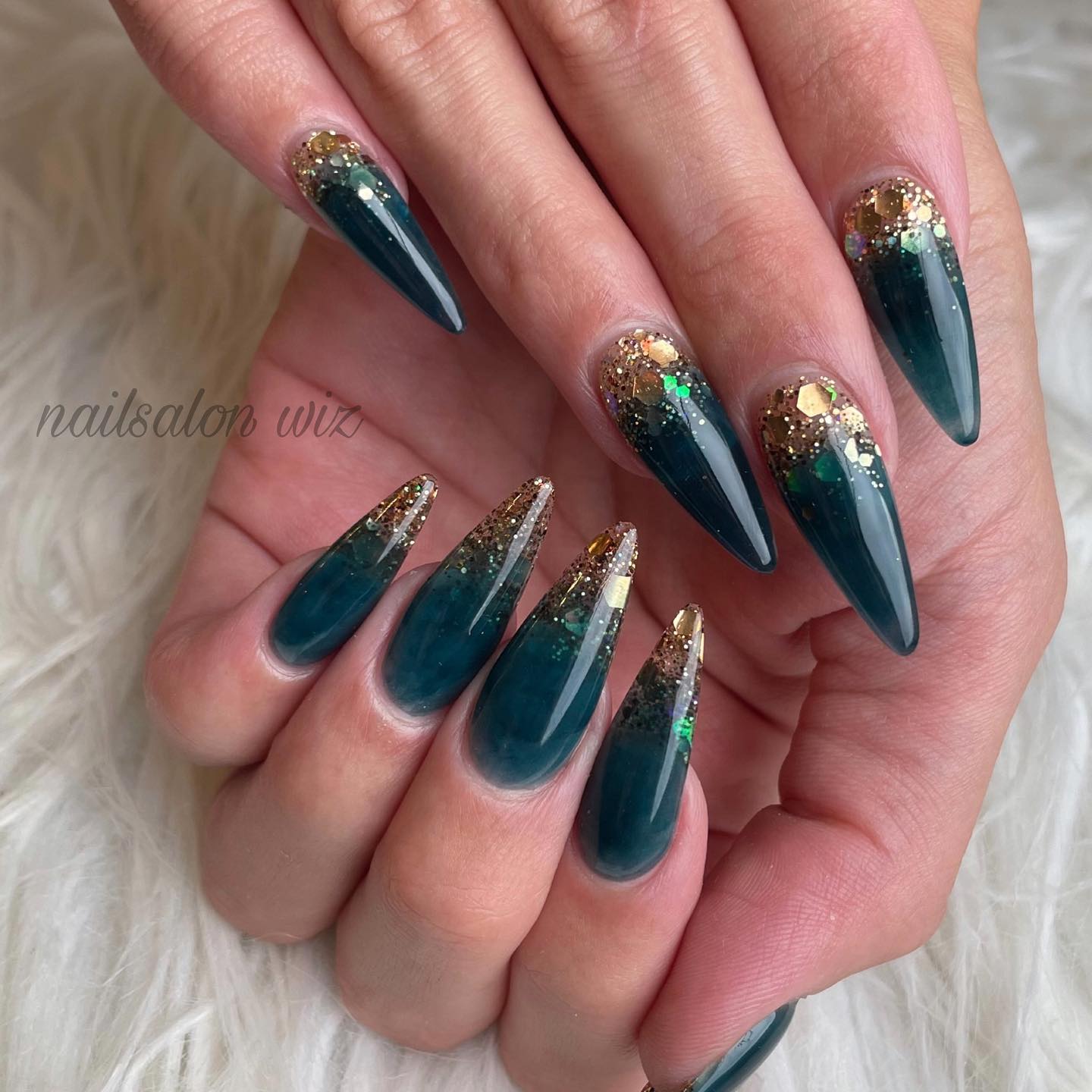 Donkergroene nagels met gouden glitter