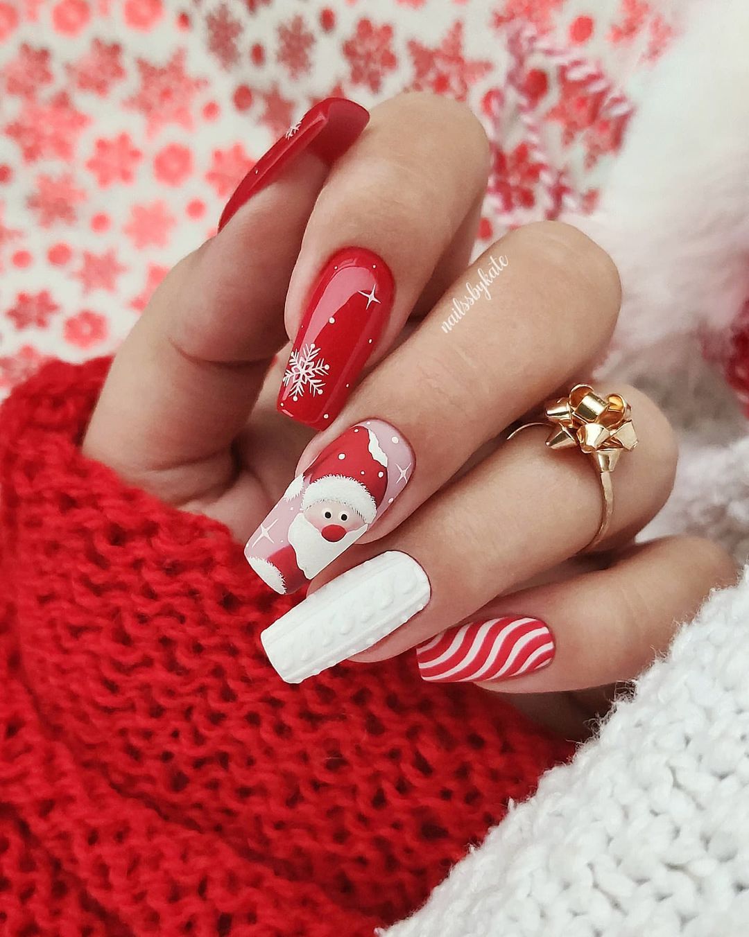 Rode en witte nagels met santa design