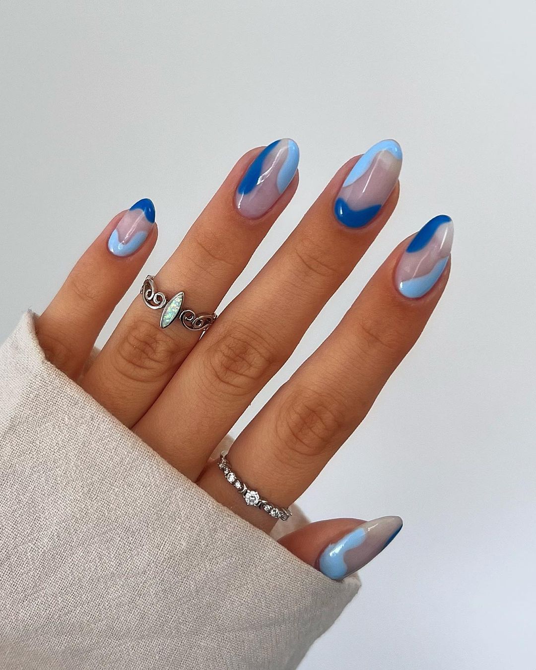 Korte ronde nagels met blauwe wervelingen