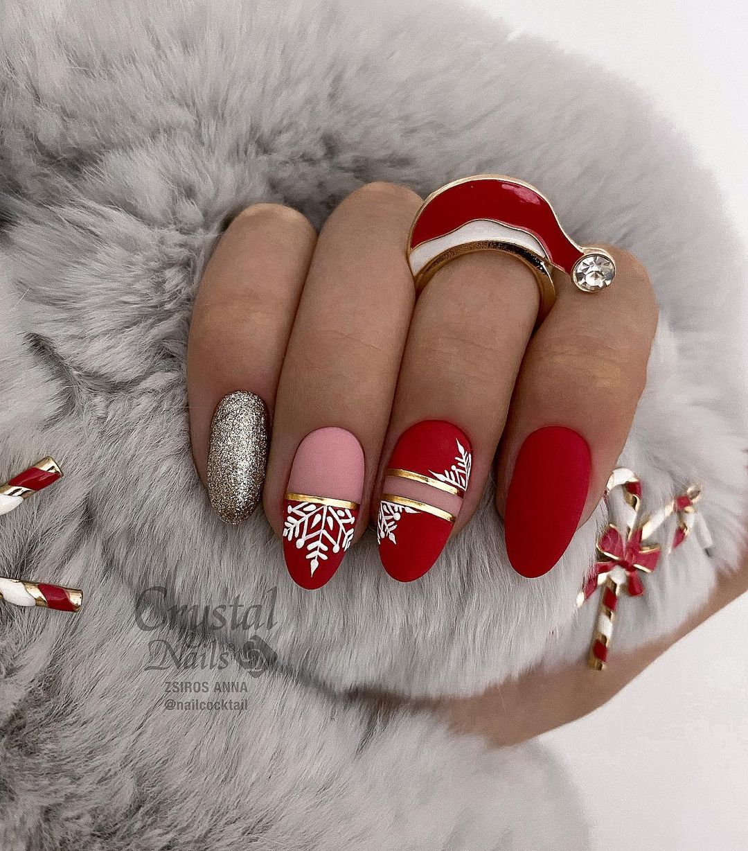 Rode matte nagels met sneeuwvlokken en zilverkleurig ontwerp