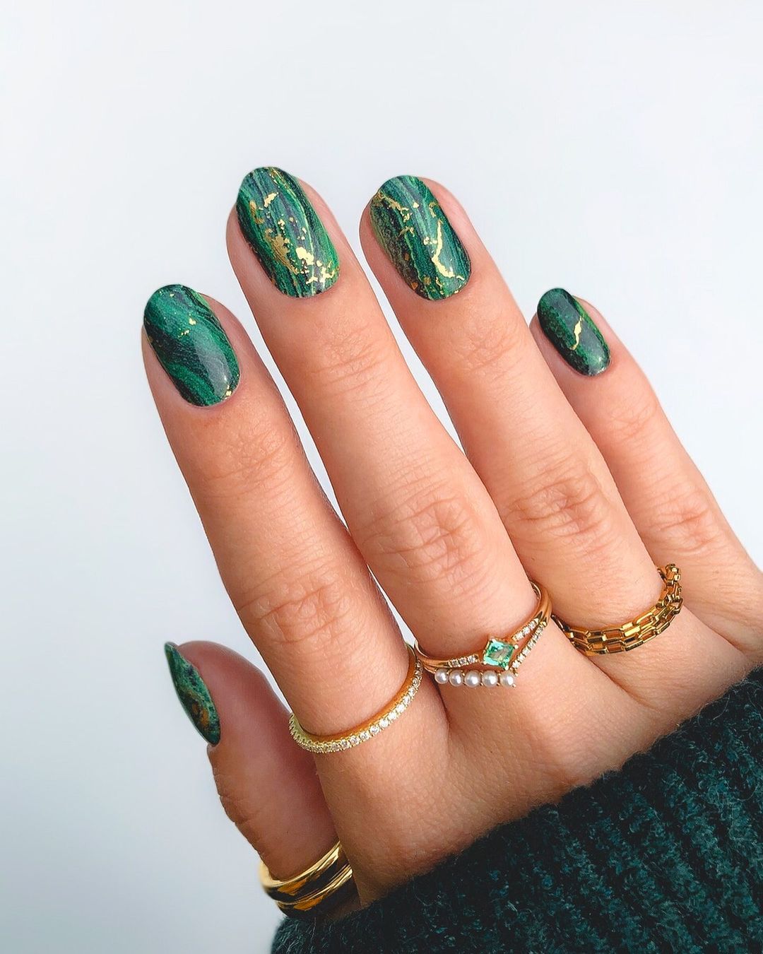 Korte smaragdgroene nagels met gouden lijnontwerp
