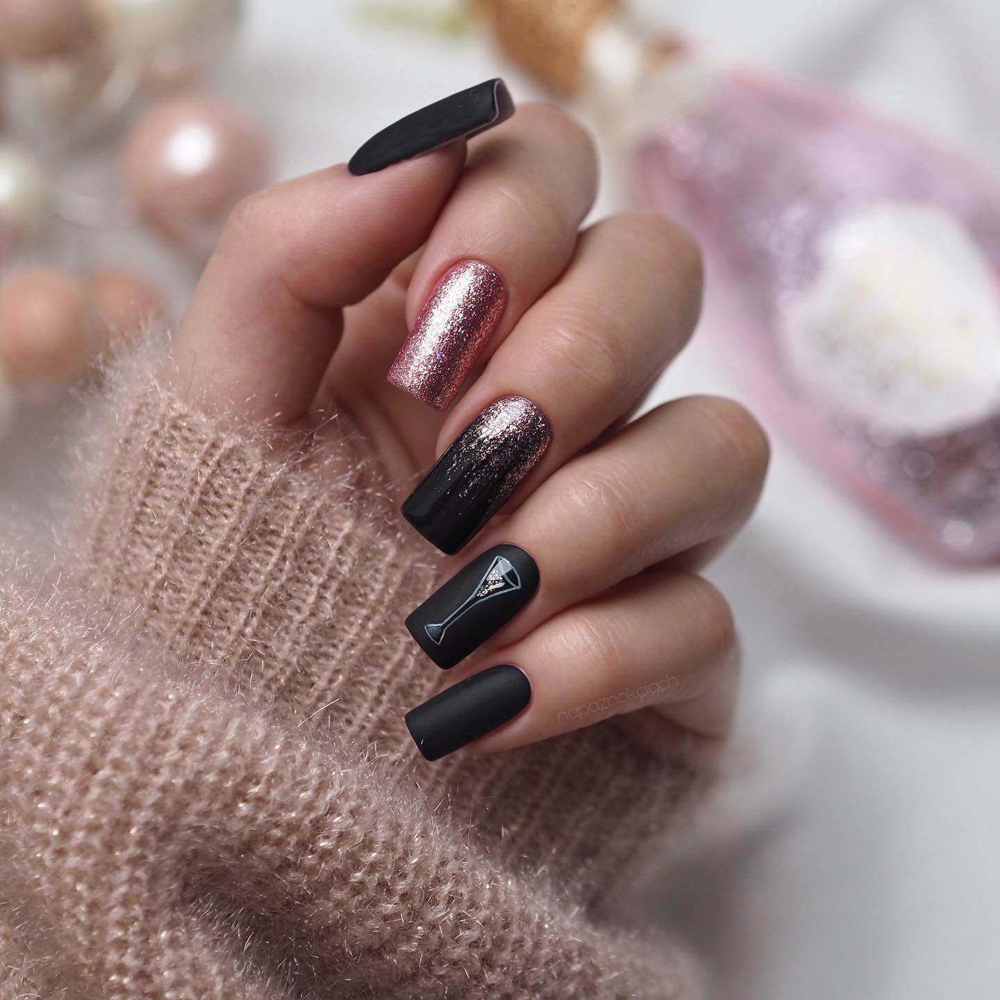 Zwarte matte nagels met roze glitter