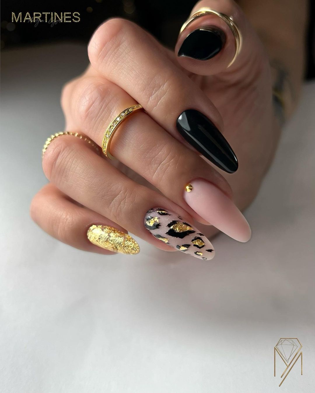 Zwarte glanzende nagels met goudfolie ontwerp