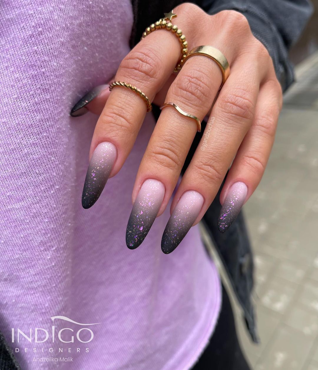 Lange zwarte en paarse ombre nagels