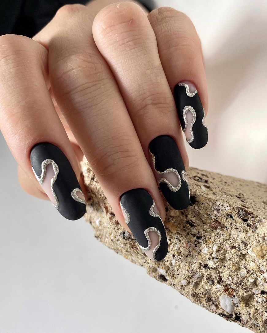Zwarte matte nagels met zilveren lijnontwerp
