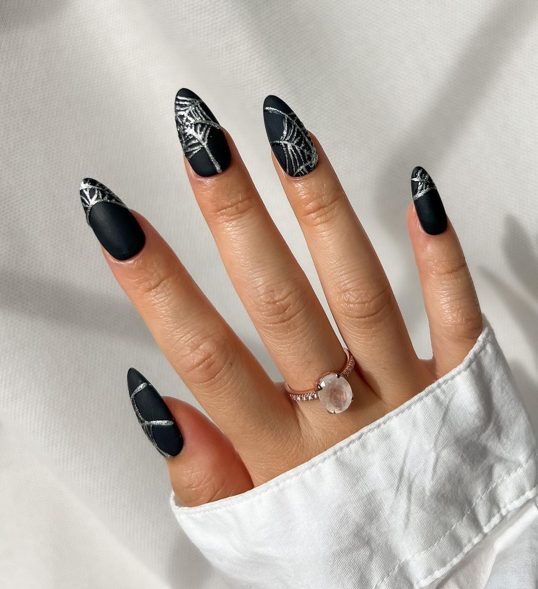 Zwarte matte nagels met zilveren spinnenweb