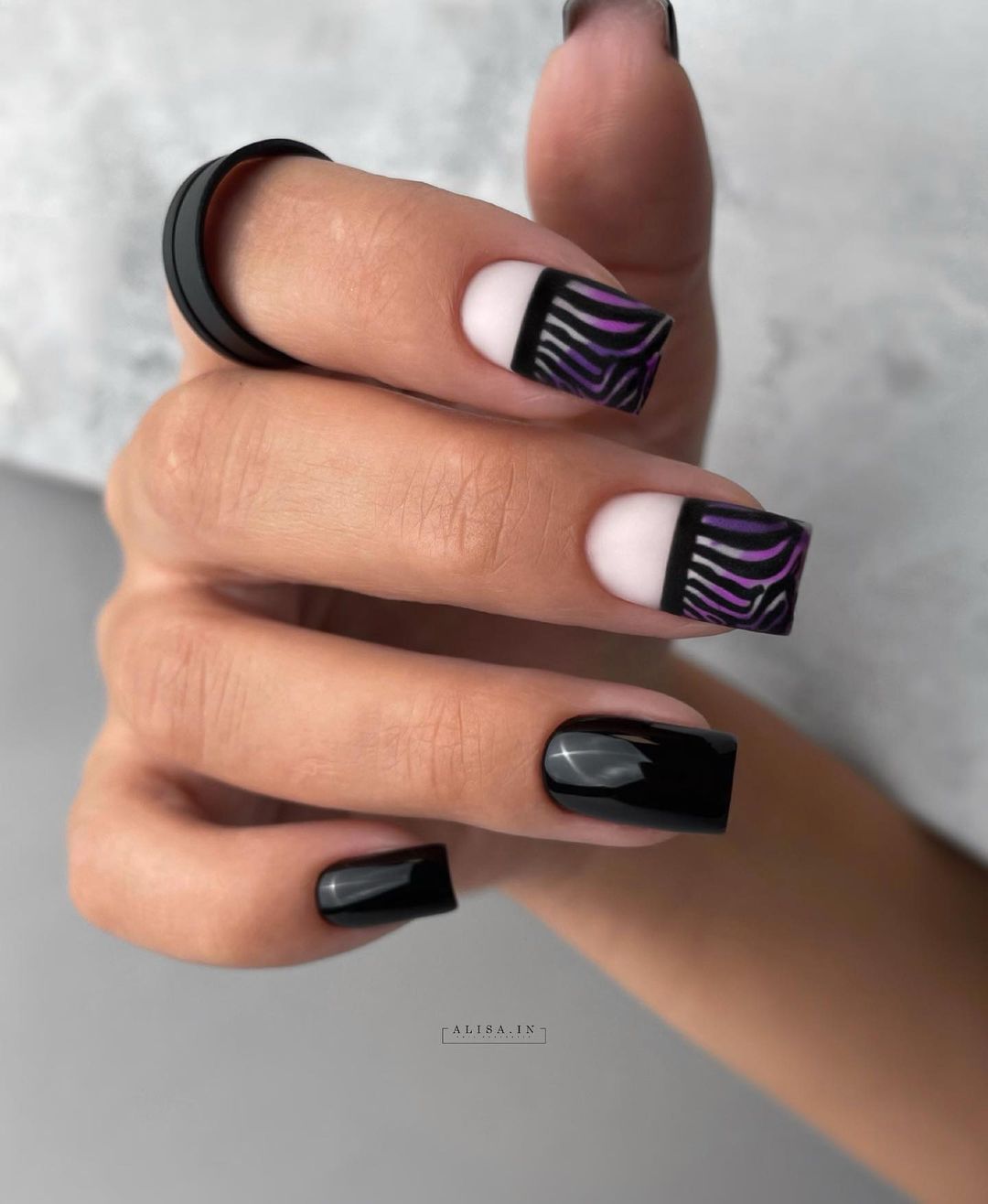 Vierkante zwarte nagels met paars ontwerp