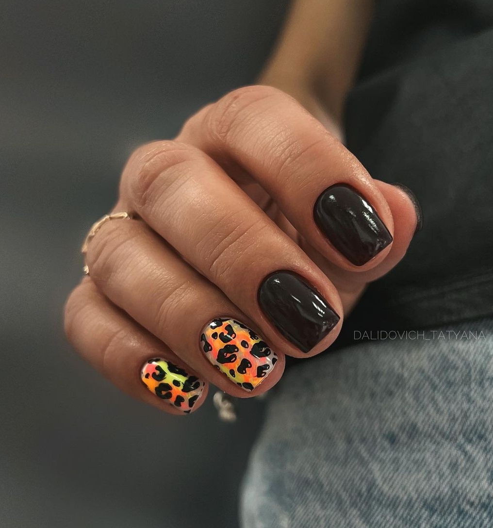 Korte zwarte nagels met luipaardontwerp