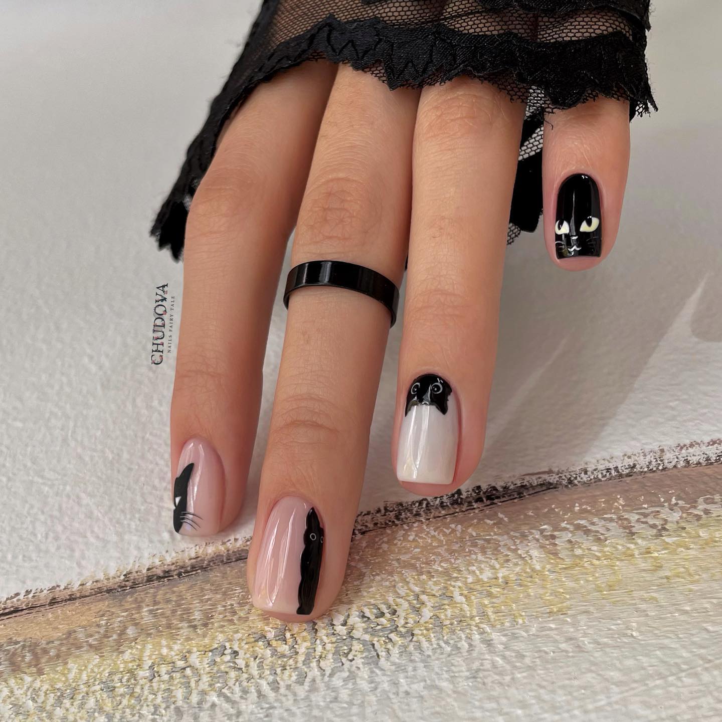 Zwarte en nude nagels met cat design