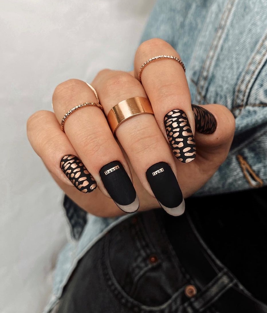 Zwarte matte nagels met gouden luipaardprint