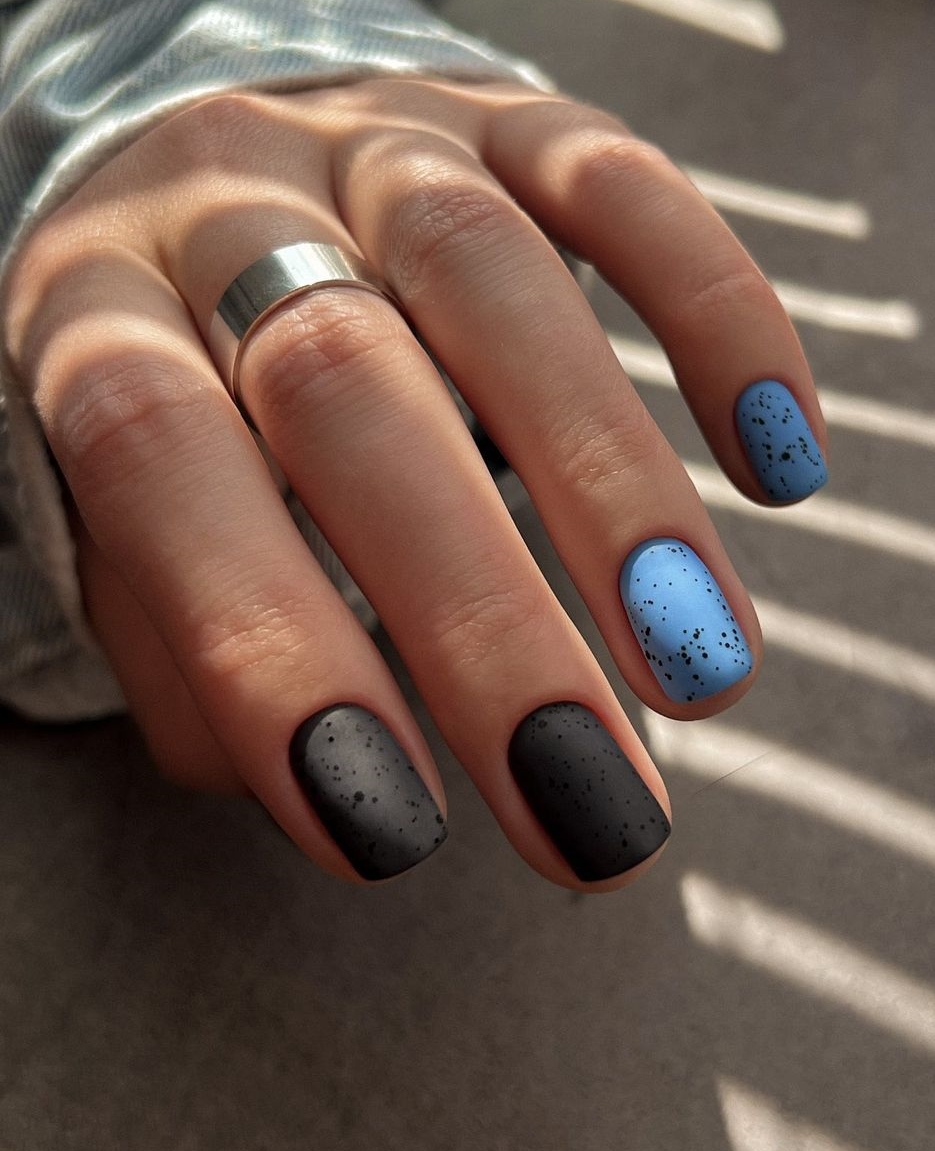 Korte zwarte en blauwe matte nagels