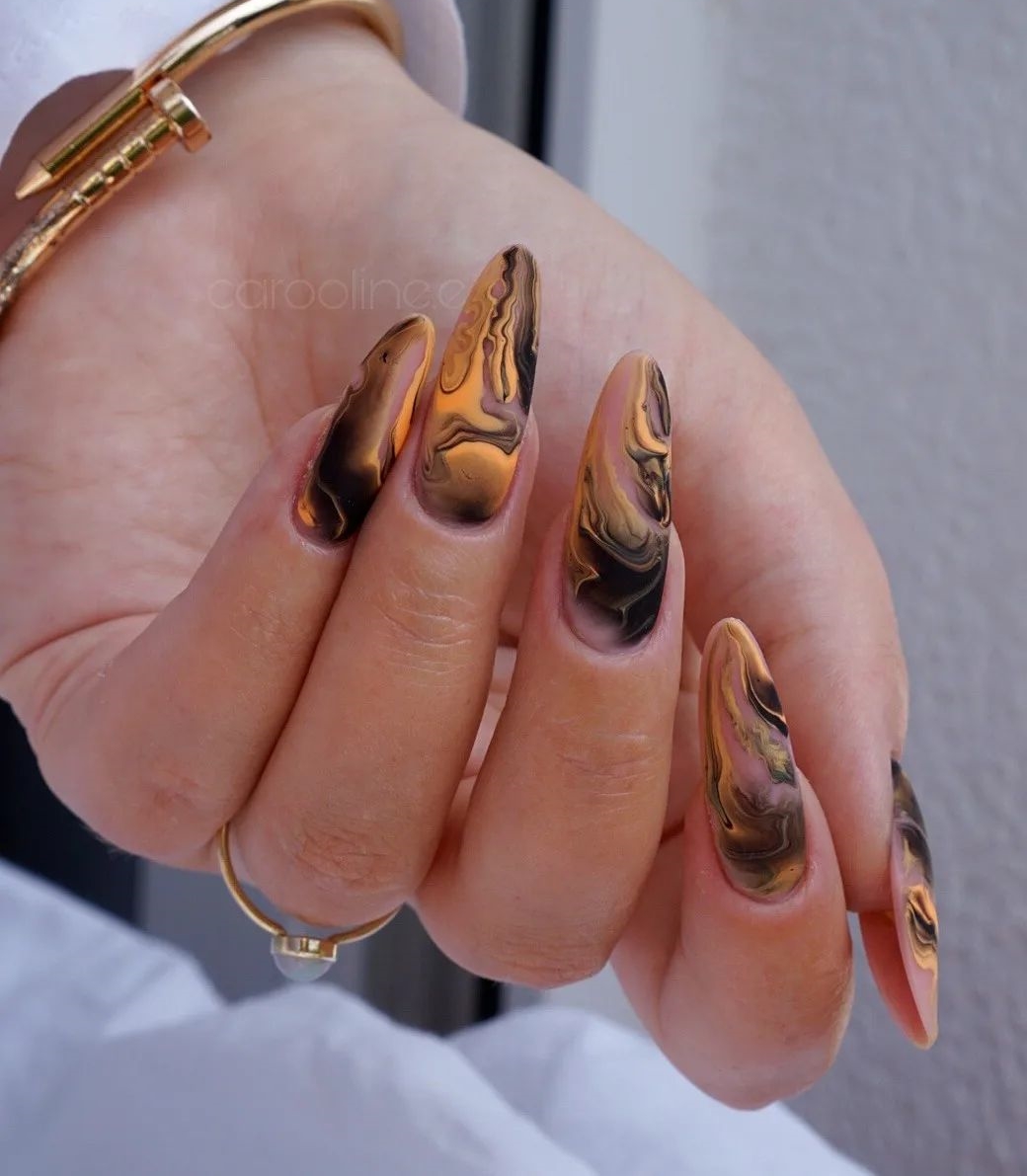 Zwarte nagels met oranje marmeren ontwerp