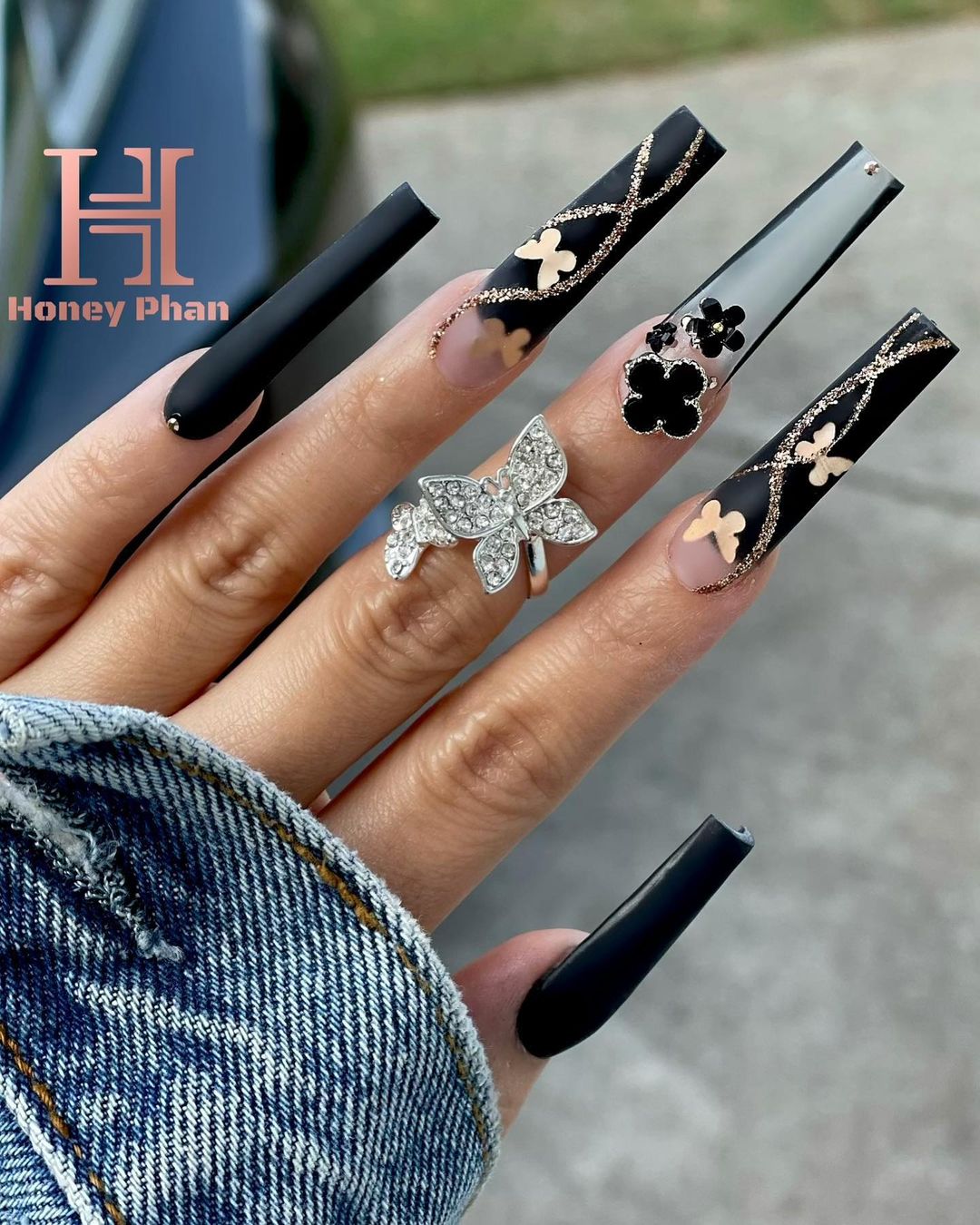 Acryl zwarte nagels met gouden vlinders