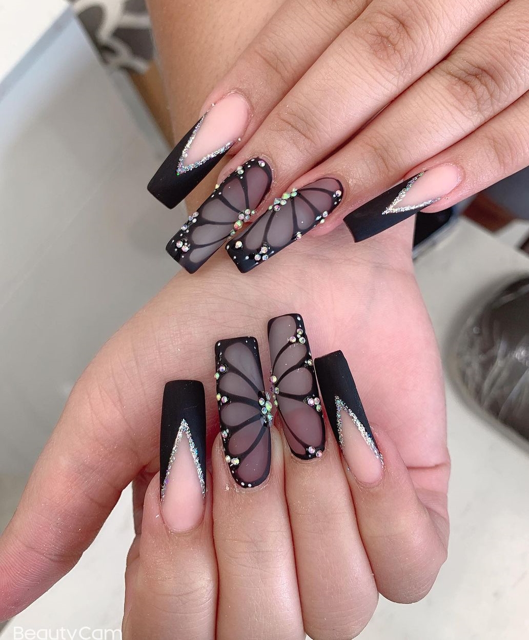 Vierkante zwarte nagels met vlinderontwerp