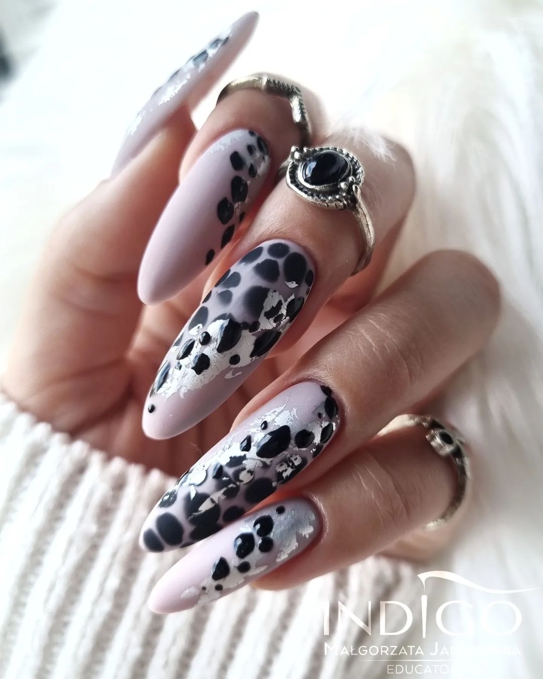 Grijze nagels met zwarte luipaardprint