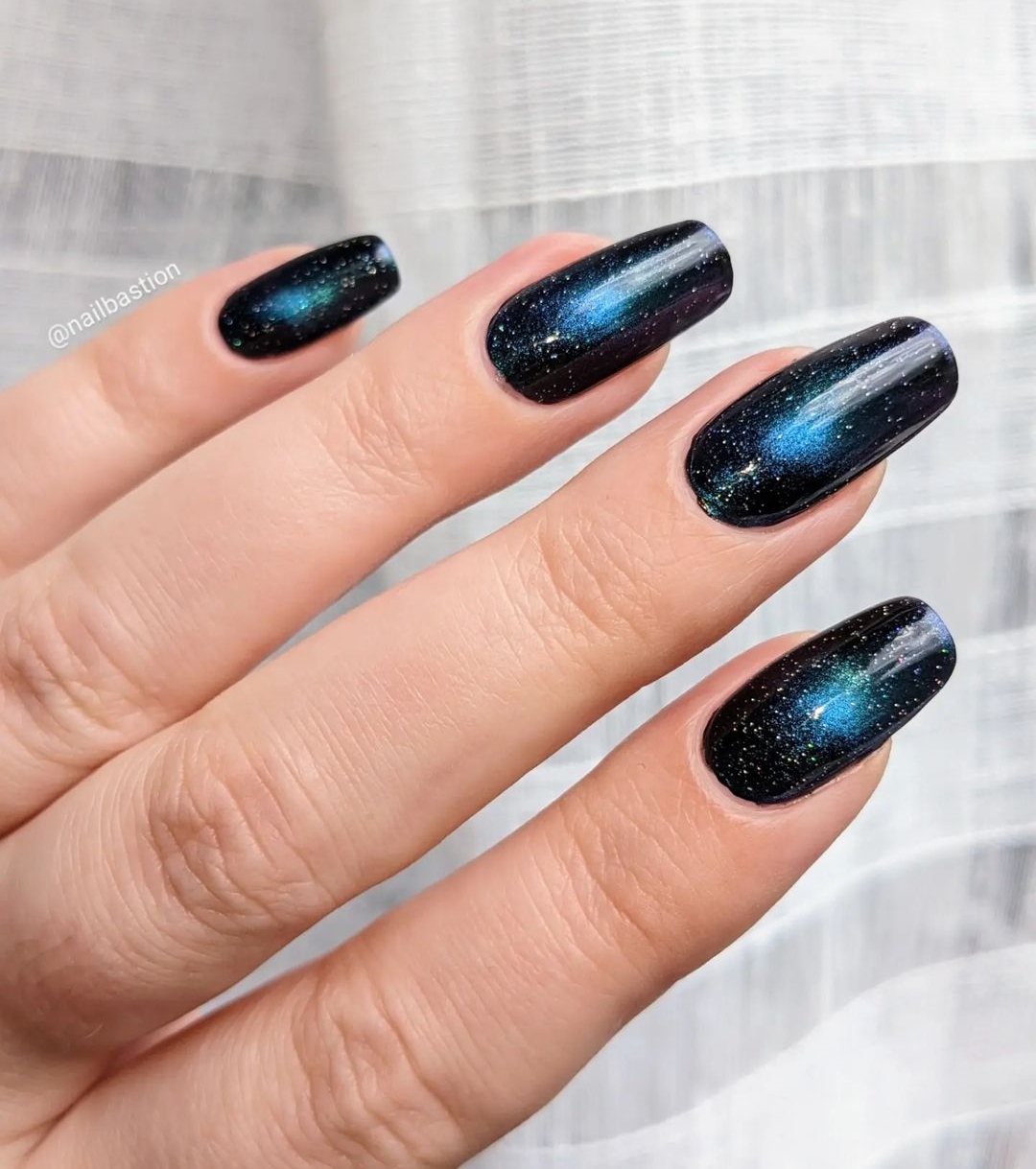Zwarte nagels met blauw blikoogontwerp1 lange vierkante zwarte franse punt nagels