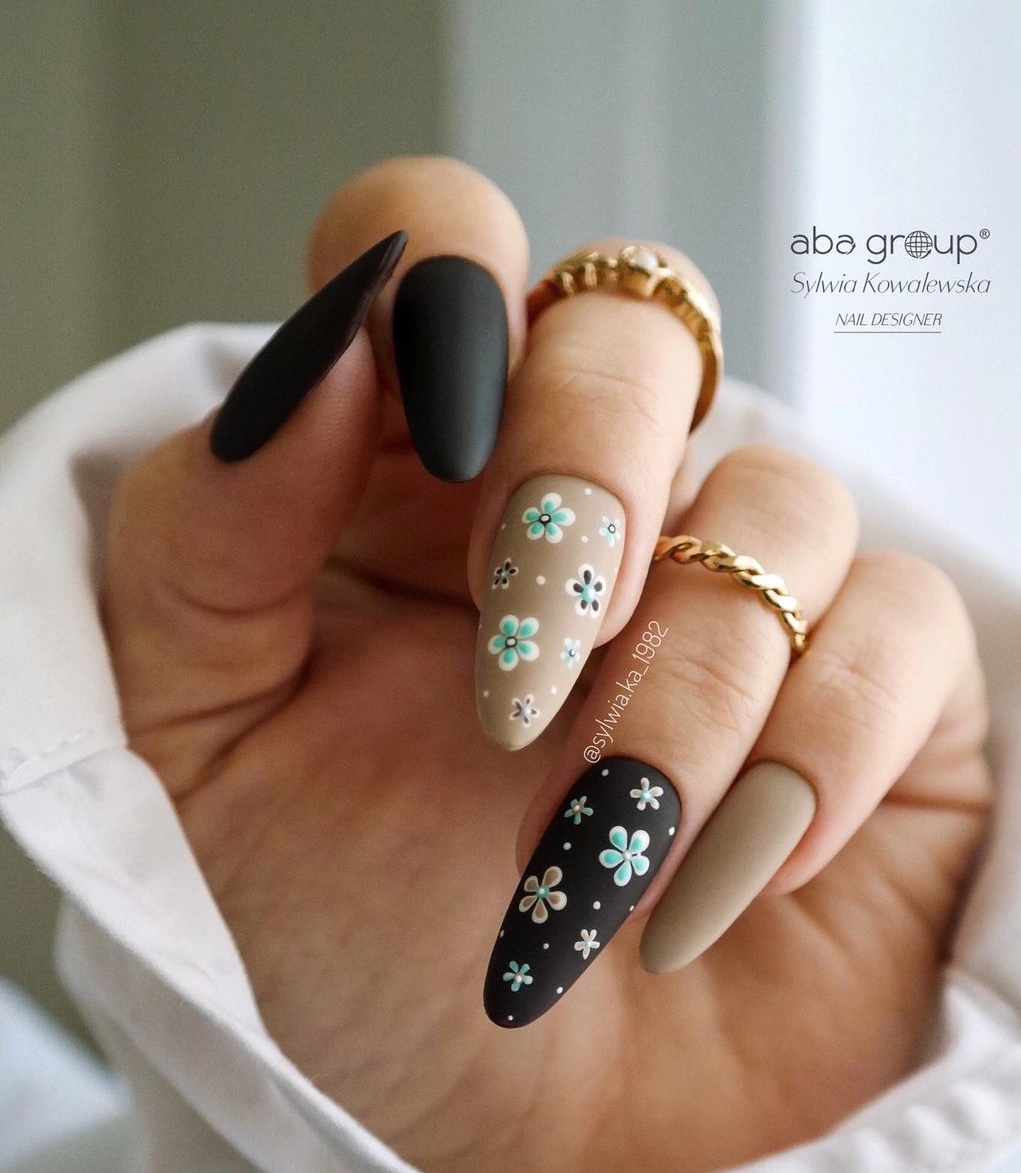 Zwarte en beige matte nagels met bloemenontwerp