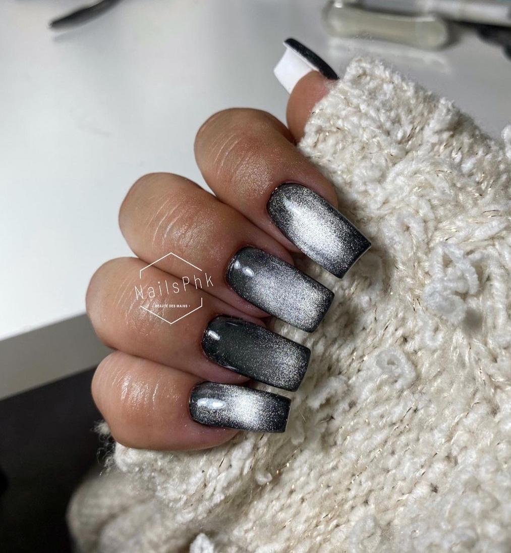 Vierkante zwarte nagels met grijs kattenoogontwerp