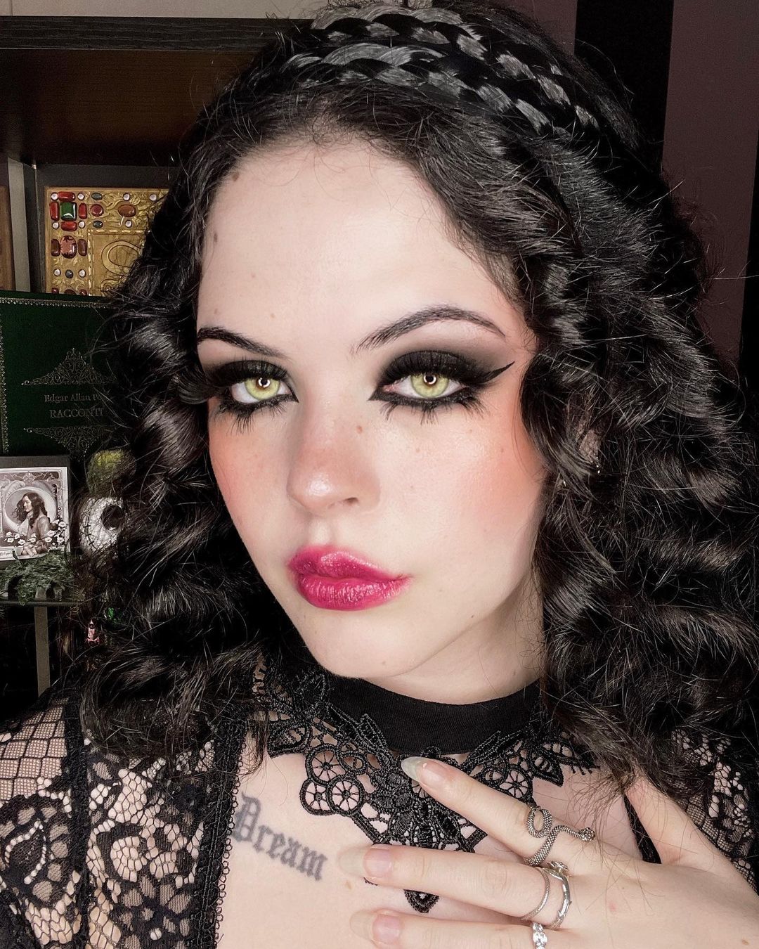 Emo Black Eye Make-up met valse wimpers en roze lipgloss