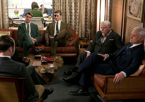 Vijf heren die met elkaar praten in een kantoor