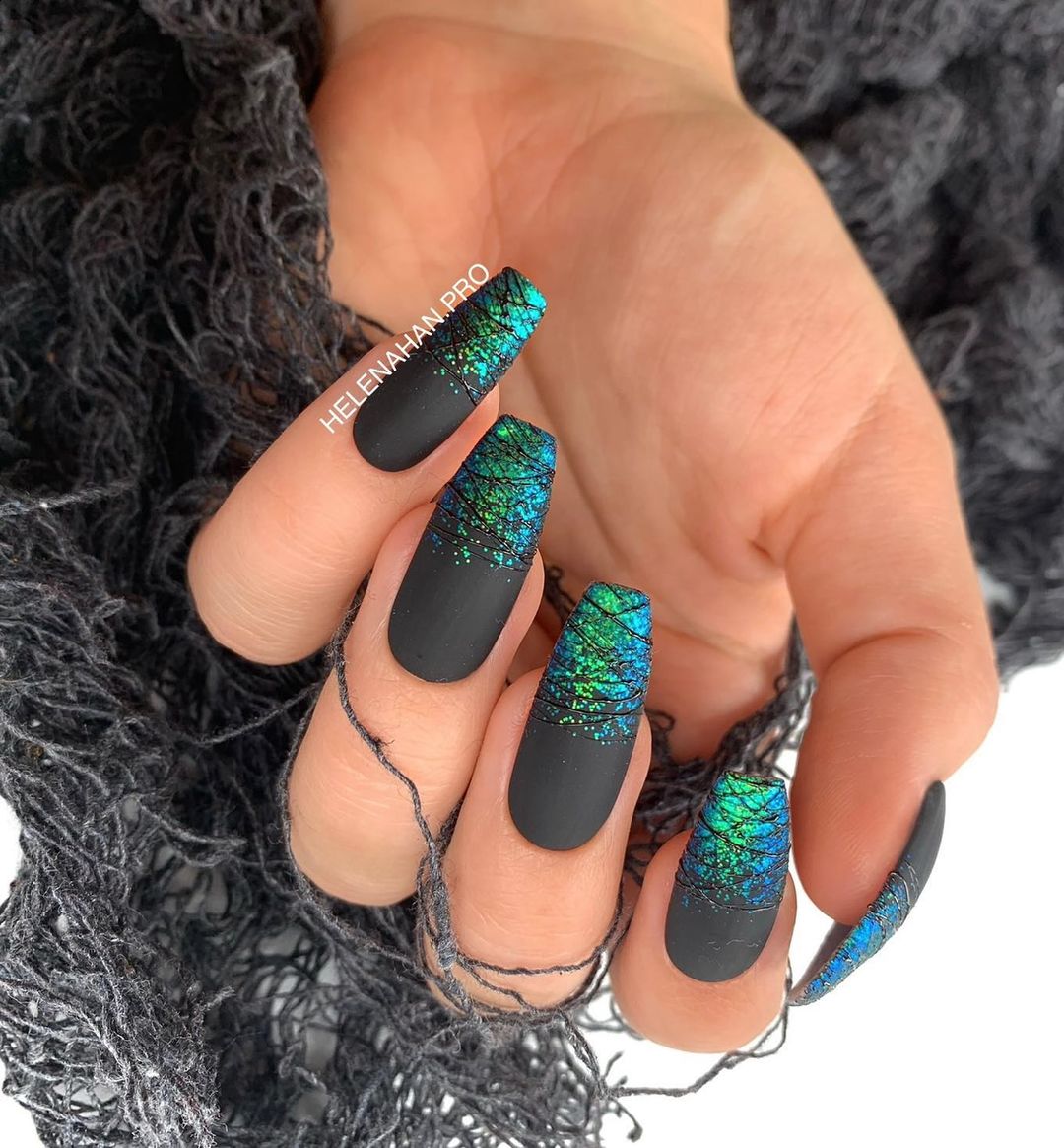 Zwarte matte nagels met glitter ombre design