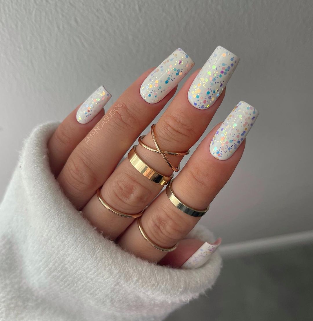 Lange vierkante witte nagels met glitter