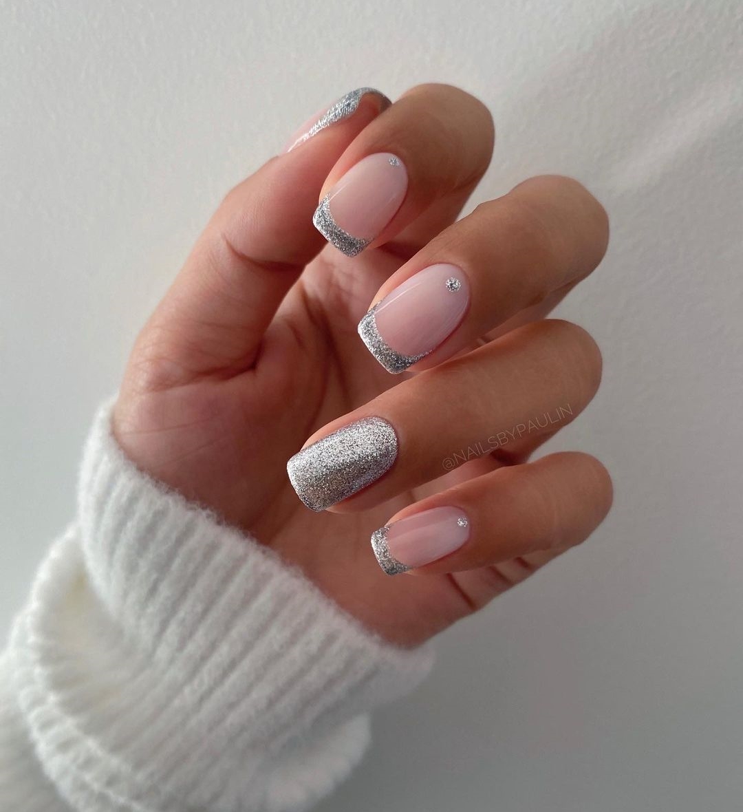 Korte nagels met zilveren glittertips