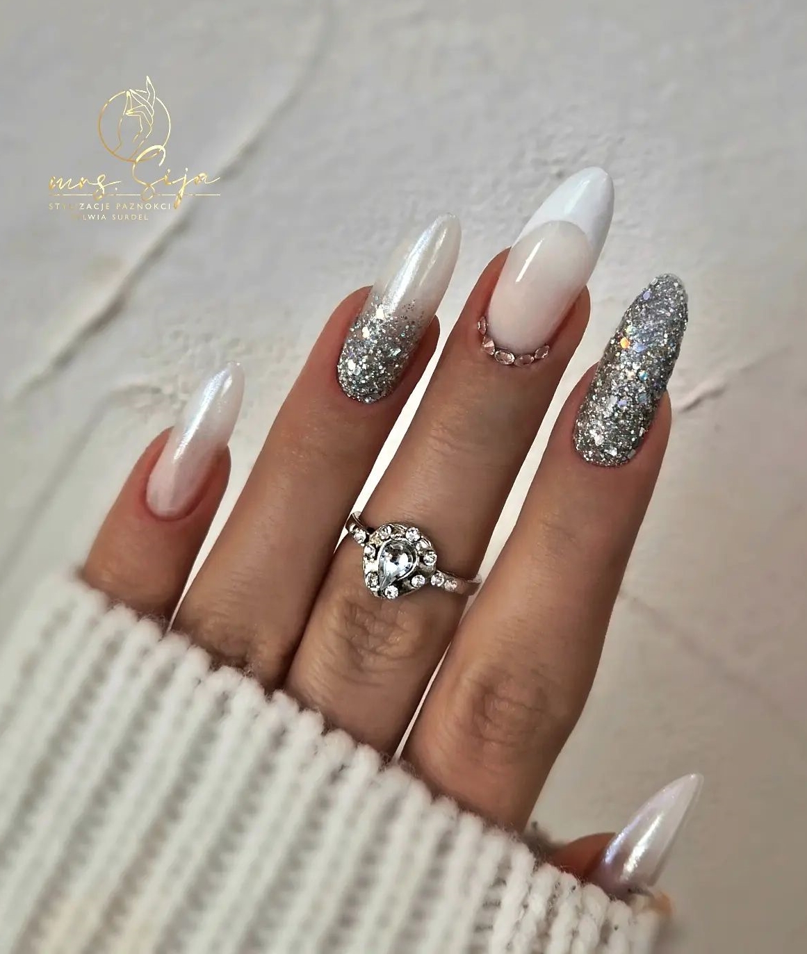 Lange ronde nagels met zilveren glitterontwerp