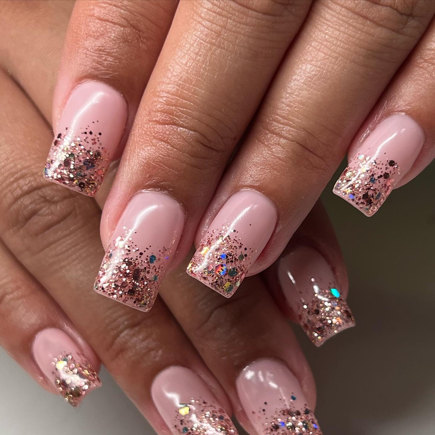 Roségouden Ombre Glitter Manicure op korte nagels