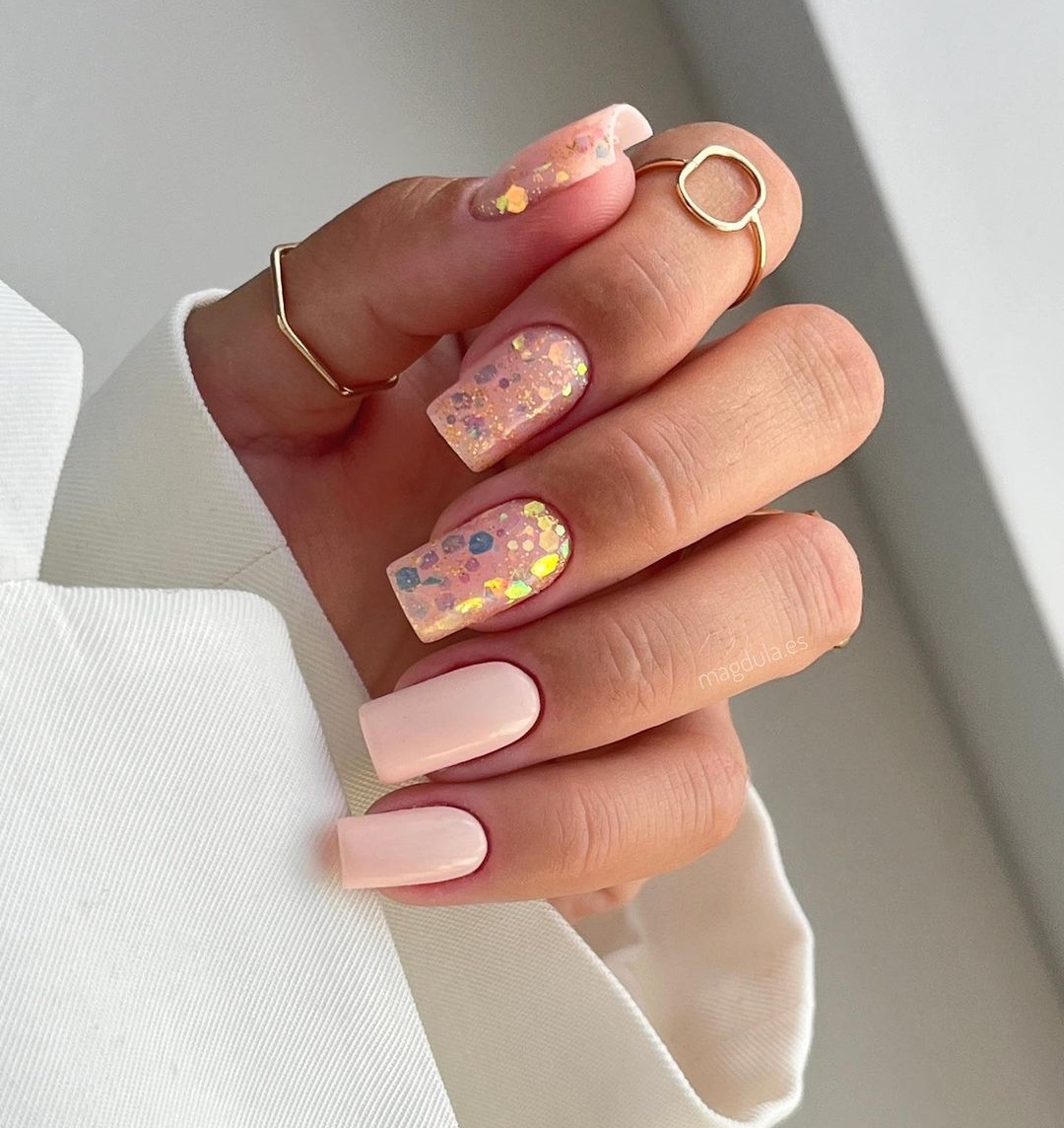 Vierkante nude nagels met glitter