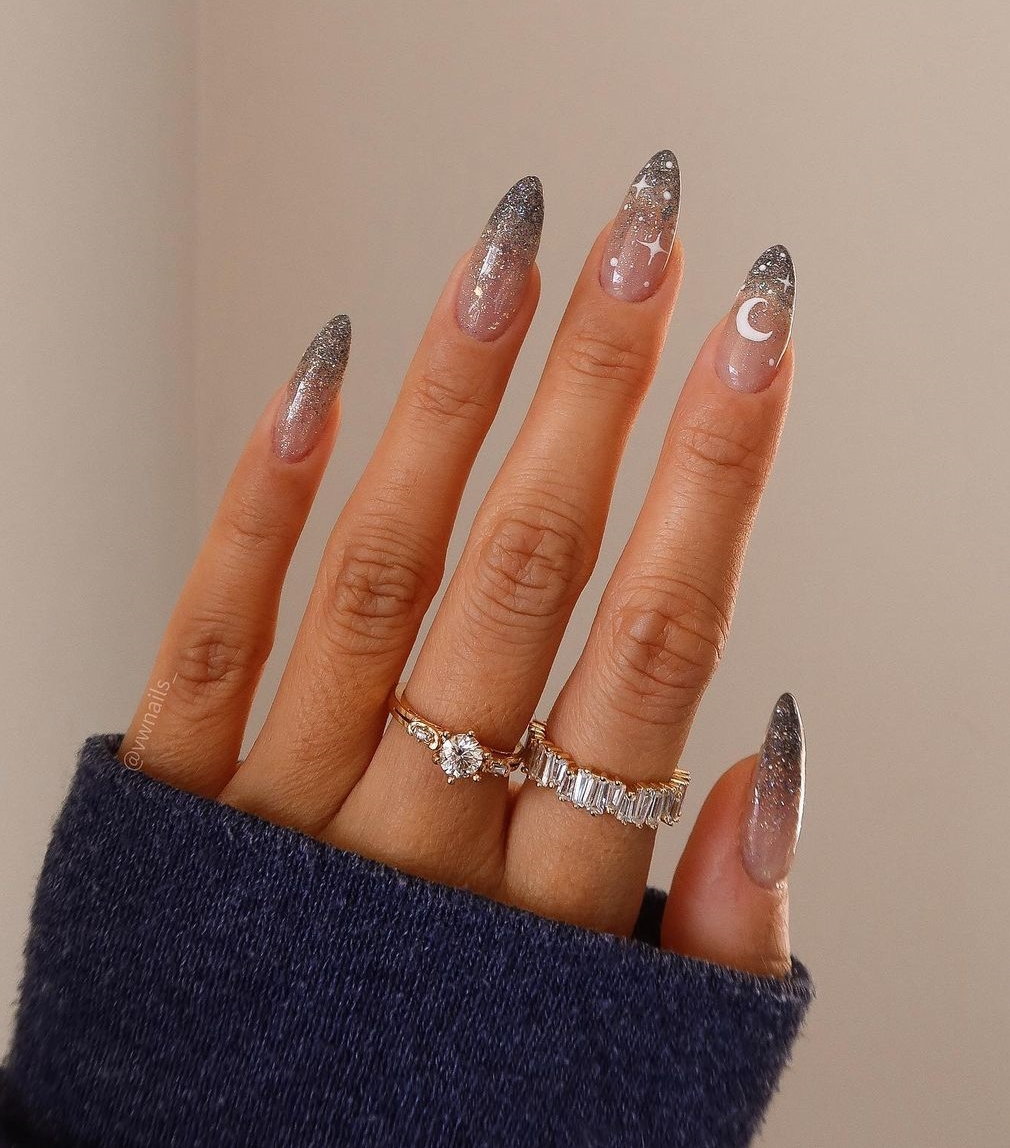 Heldere nagels met grijze glittertips