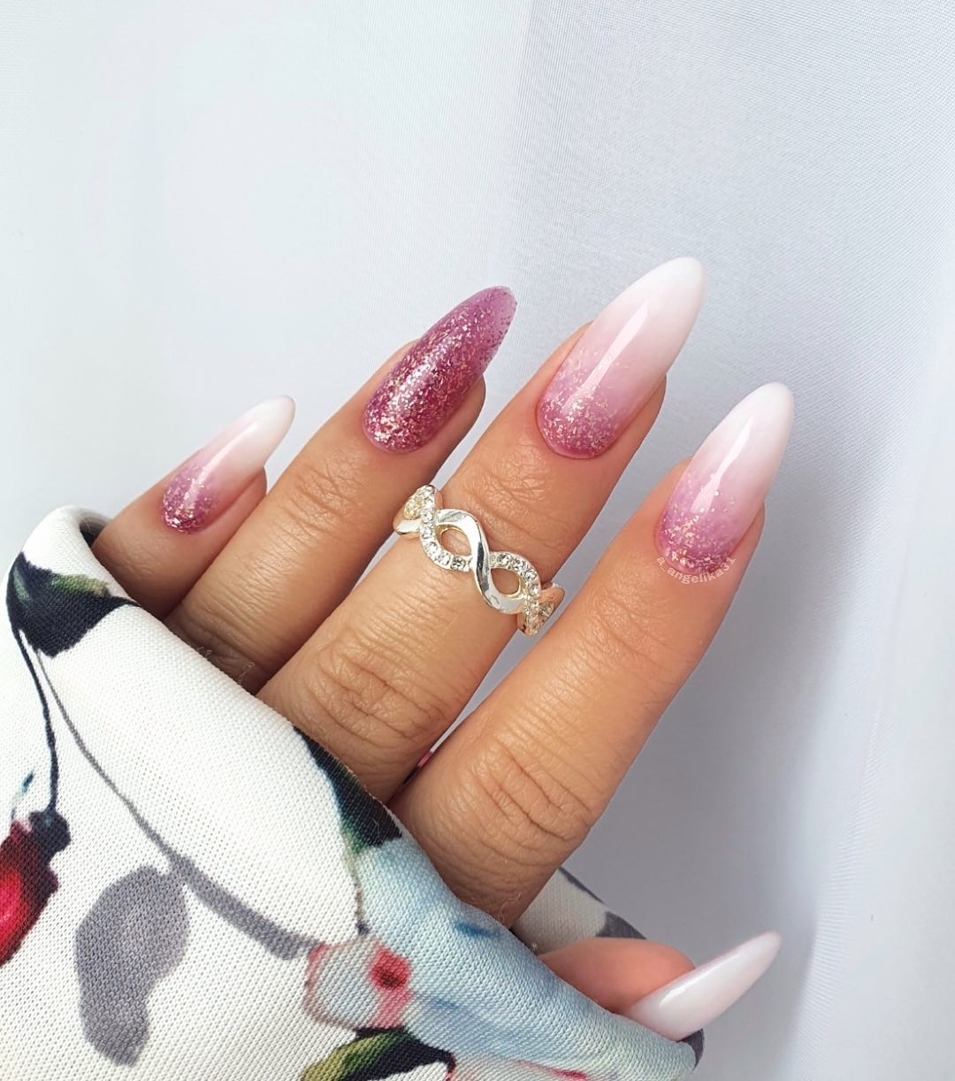 Lange ronde witte nagels met roze glitter ombre