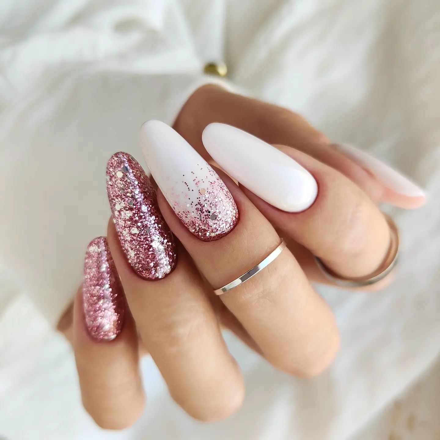 Lange witte matte nagels met roze glitterontwerp