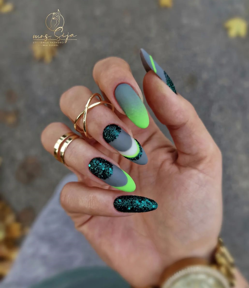Lange ronde groene nagels met donker glitterontwerp