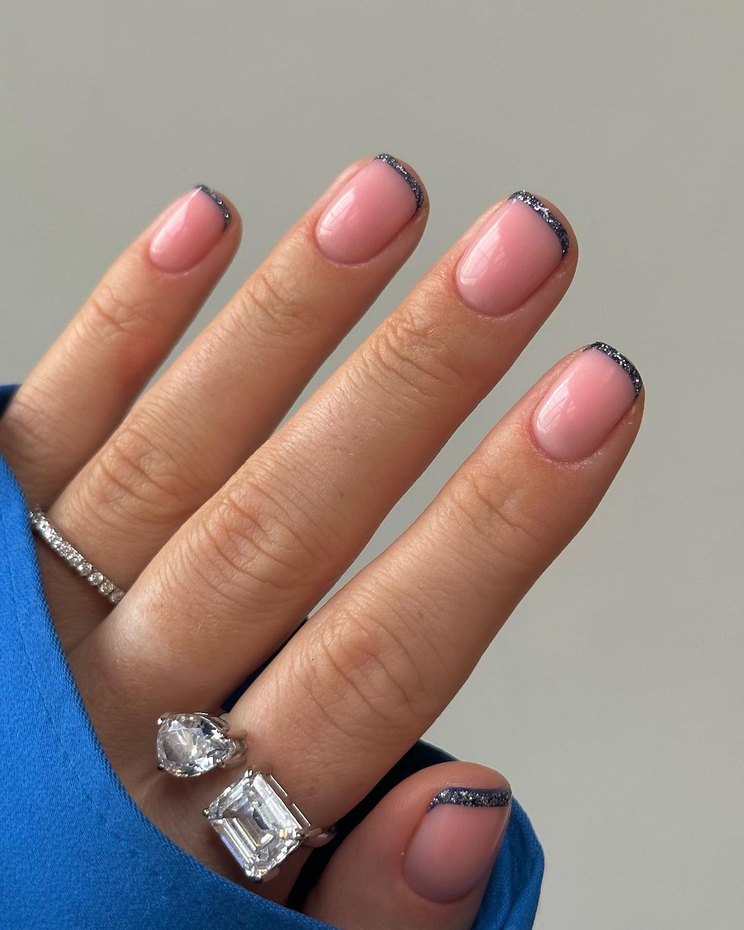 Korte nude nagels met glittertips