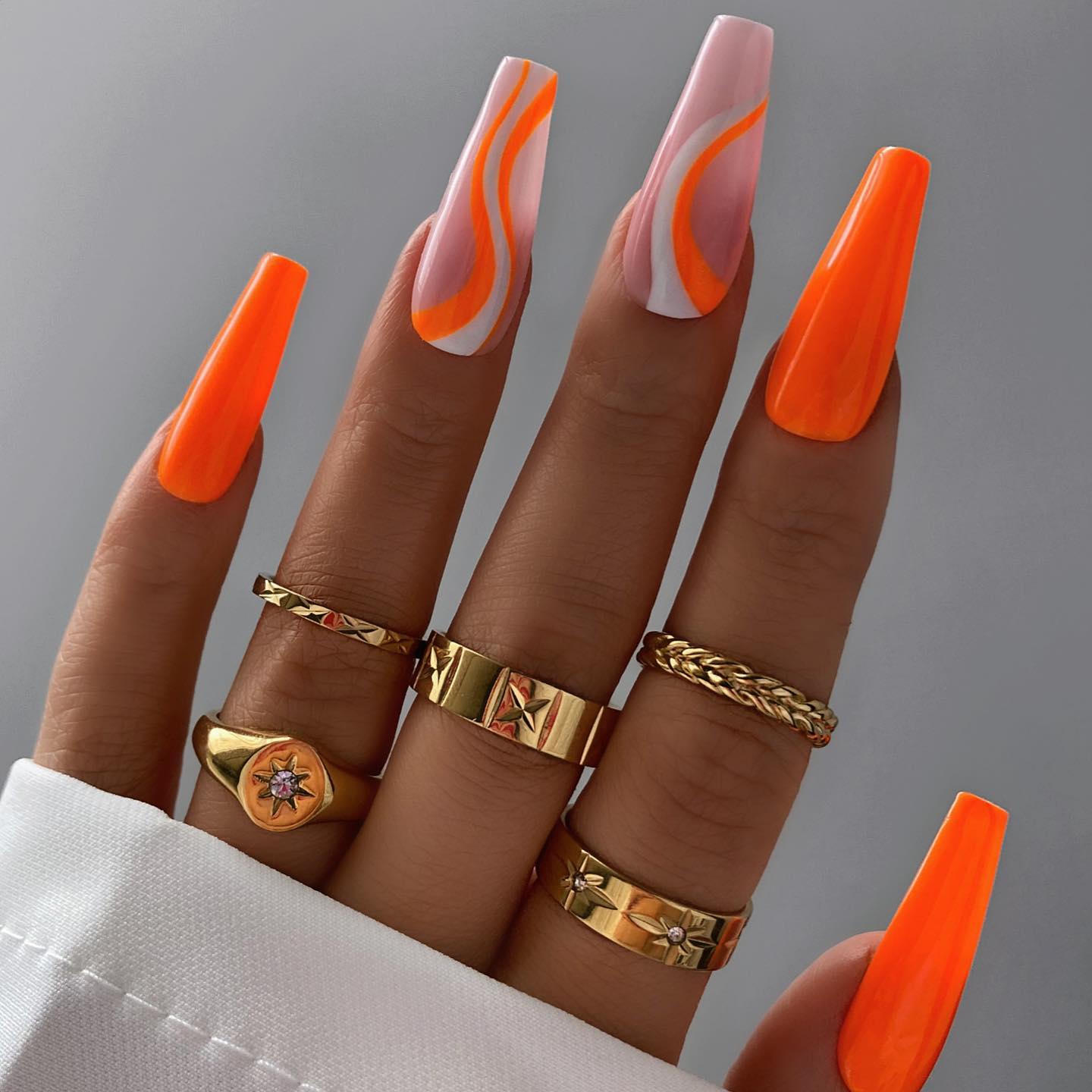 Lange acryl oranje nagels